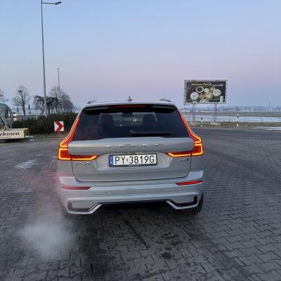 VOLVO XC60 B5 AWD Mild hybrid (250 + 14KM) 2025r Ultra DARK Vapour Grey Wentylowane skóry nappa Amber Full opcja