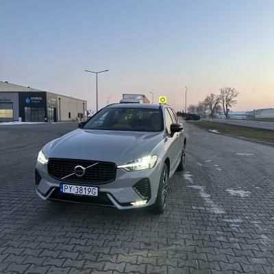 VOLVO XC60 B5 AWD Mild hybrid (250 + 14KM) Ultra DARK Vapour Grey Wentylowane skóry nappa Amber Full opcja